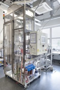 Einzelrohr-Versuchsanlage zur katalytischen Umsetzung von Methan/ Erdgas mit Wasserdampf im Festbett, Verkleideter Prüfstand mit Schaltschrank, Ofen, Wasseraufbereitung