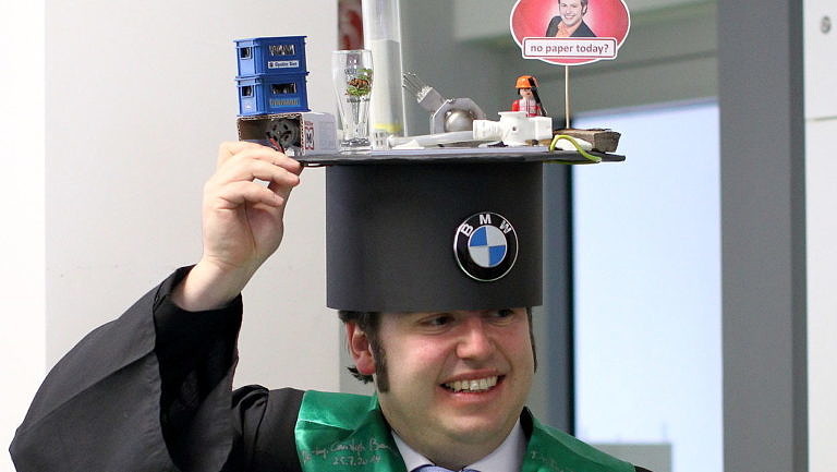 Dominik Müller legt die Promotionsprüfung ab