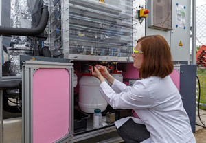 Dr. Annett Bellack von der Universität Regensburg zeigt, wie die Anlage in Kürze mit Archaeen „beimpft“ wird. Diese „Tierchen“ wandeln regenerativ erzeugten Wasserstoff und Kohlenstoffdioxid in „grünes“ Methan um