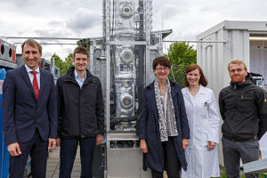 Vor der neuen Bioreaktor-Anlage an der OTH Regensburg: (von links) Prof. Dr. Michael Sterner, OTH Regensburg, Tobias Weidlich, FAU Erlangen-Nürnberg, Dr. Doris Hafenbradl, Electrochaea GmbH, Dr. Annett Bellack, Universität Regensburg, und Martin Thema, OTH Regensburg. Fotos: OTH Regensburg / Florian Hammerich